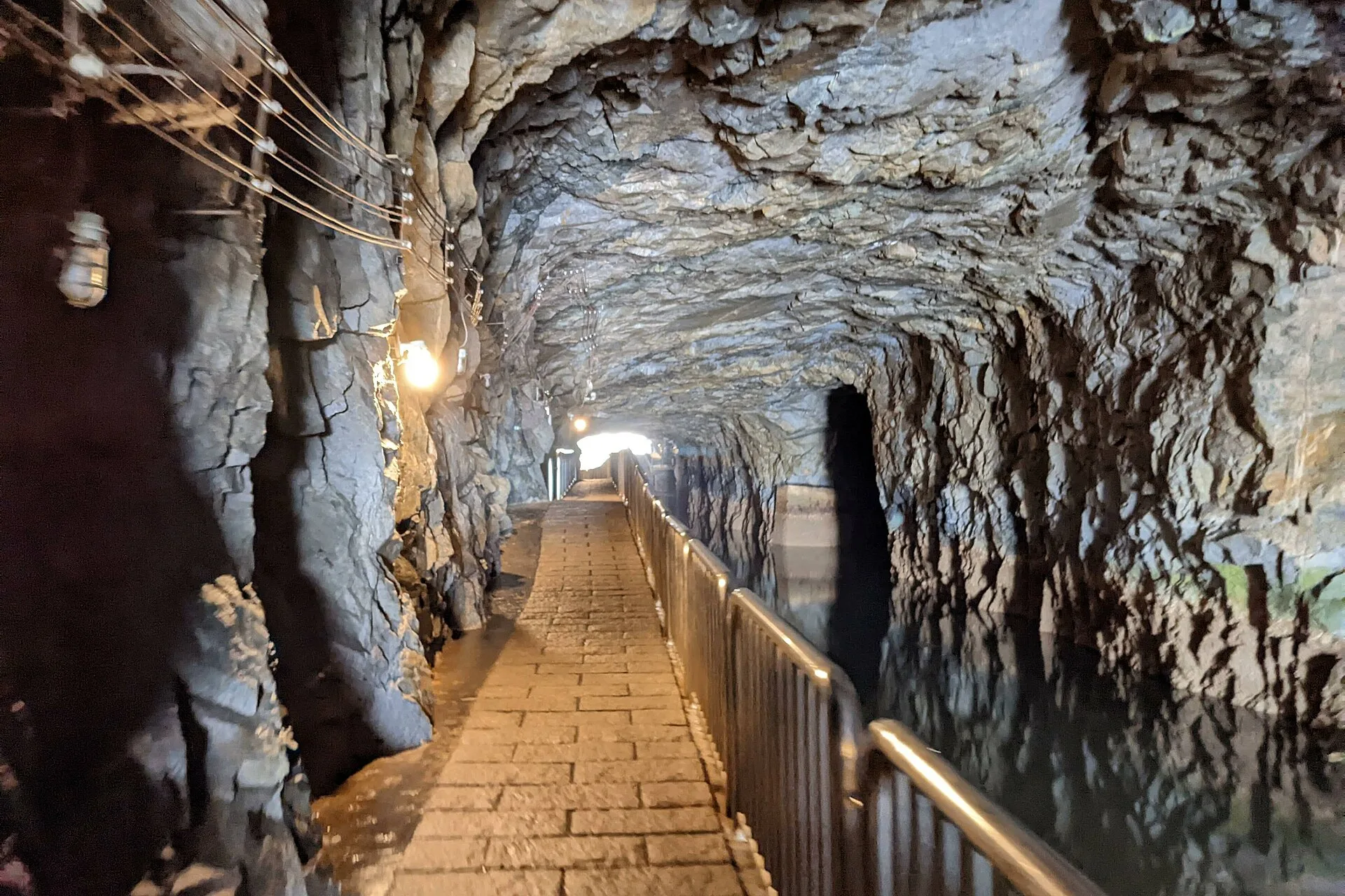 烈嶼九宮坑道的岩壁與水道